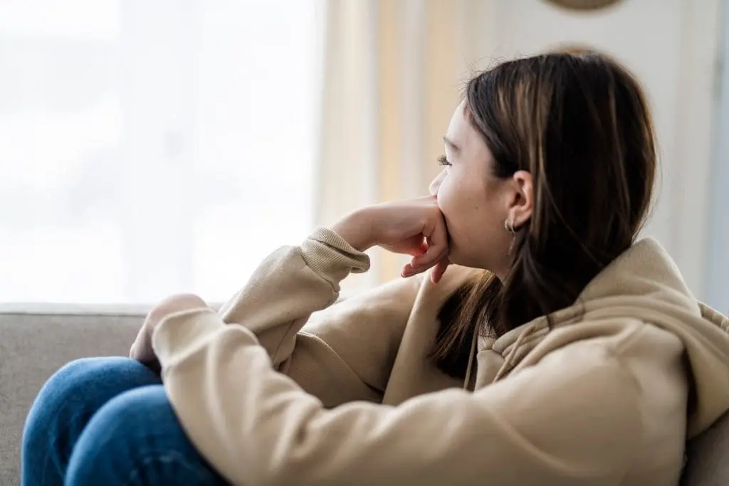 Teen struggling with self-harm addiction uses distraction techniques so she doesn’t cut.
