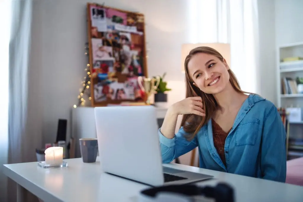 The Psychological Effects of Online Dating for Young Adults 1 Young woman experiences the positive psychological effects of online dating.