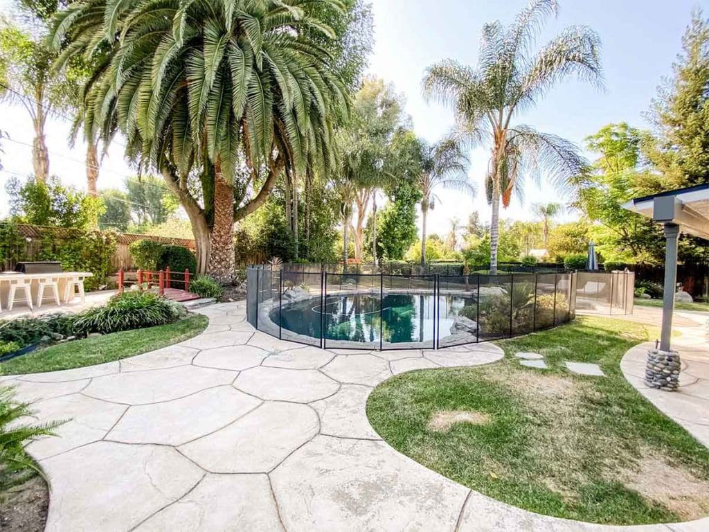 Backyard and pool for inpatient teens and young adults with depression and anxiety in the Los Angeles area.