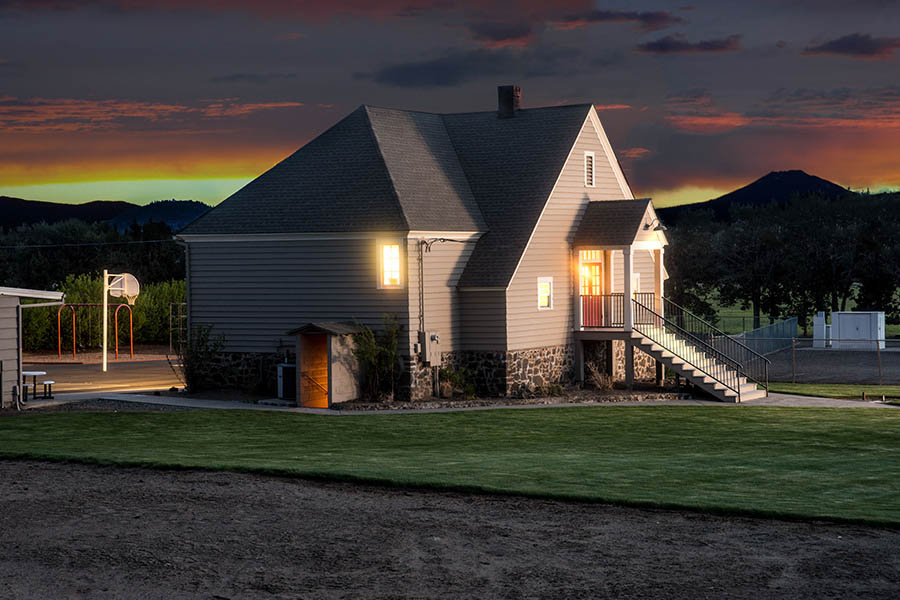 An image of the residential treatment center in Bend, OR at dusk.