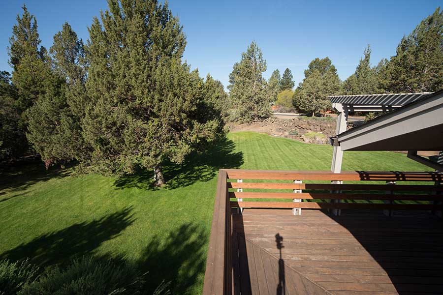 An image of the big back yard at the residential treatment center in Bend, OR.