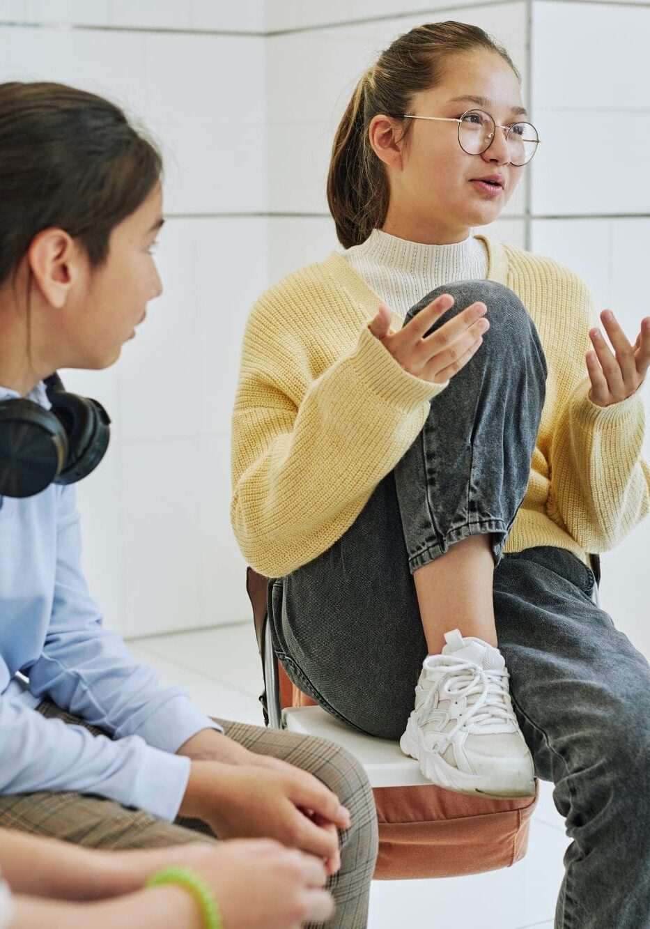 130-PM-–-PHP-Process-GroupsCheckout--scaled Teen girl getting mental health treatment at Embark Behavioral Health in group therapy.
