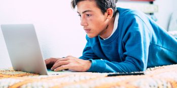 Adolescent in virtual IOP reminded to join online session for ADHD.
